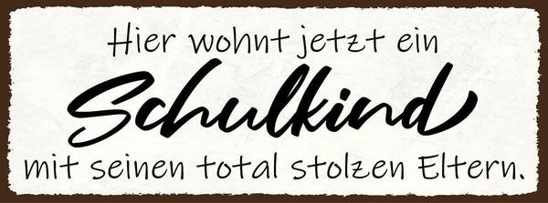 Schild hier wohnt jetzt ein schulkind mit seinen total stolzen eltern 27x10