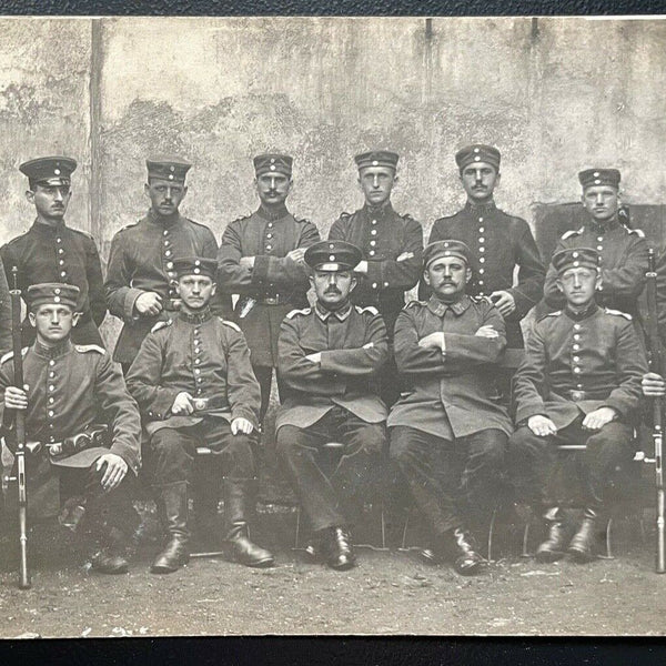 Gruppenaufnahme Soldaten Uniform Schirmmütze Bart Gewehr Militär Krieg 400585 TH