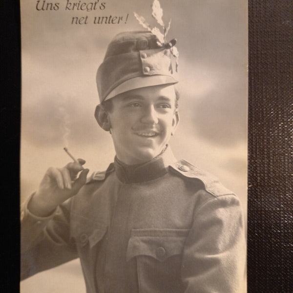 Soldat mit Zigarette, uns kriegt's net unter! 410523 gr