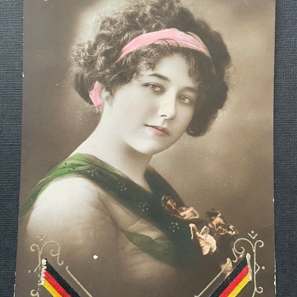Porträt Frau Stirnband Kleid Tracht Locken Flagge Deutschland Präge 400375 TH F