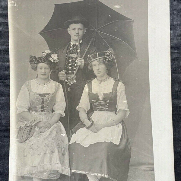 Porträt Gruppe Familie Mann Frau Kleid Tracht Schirm Hut 400361 TH