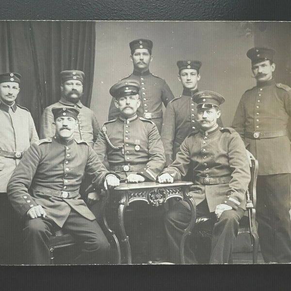 Gruppenaufnahme Soldaten Uniform Schirmmütze Orden Militär Krieg 402444