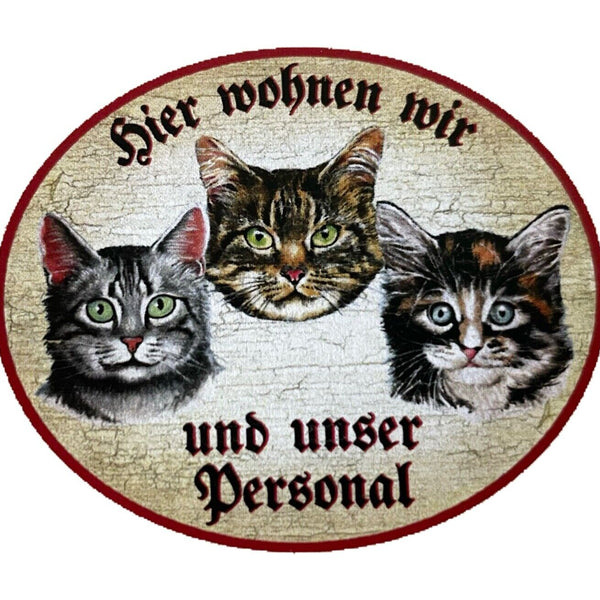 KuK Nostalgie Holzschild "Hier wohnen wir u.u. Personal“ Trio Katze Tabby Junges
