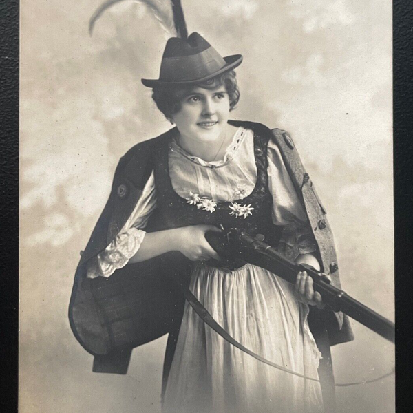 Porträt Frau Försterin Jägerin Gewehr Hut Tracht Kleid Dirndl Jagd 600108A TH D