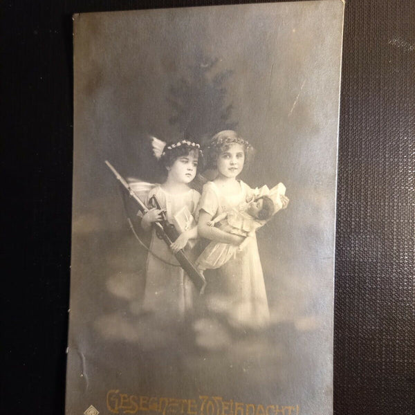 Glückwunschkarte zwei Mädchen mit Puppe und Gewehr 410277 gr