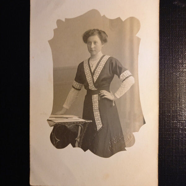 Frau mit Kleid und Buch 402758 gr C