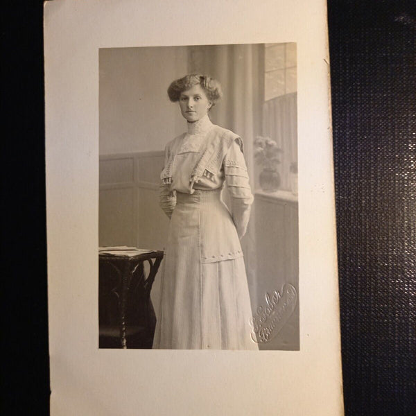 Frau mit Kleid und Buch 402759 gr C